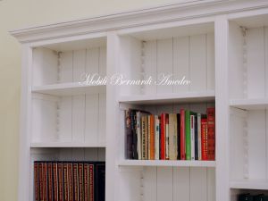 Libreria in legno bianco con 3 vani 3 antine e ripiani a giorno